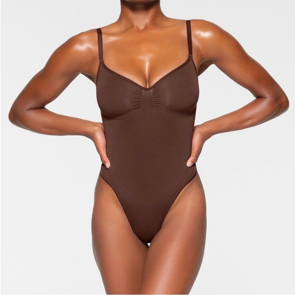 SKIMS Taupe/Brown Seamless Scoop Neck Bodysuit